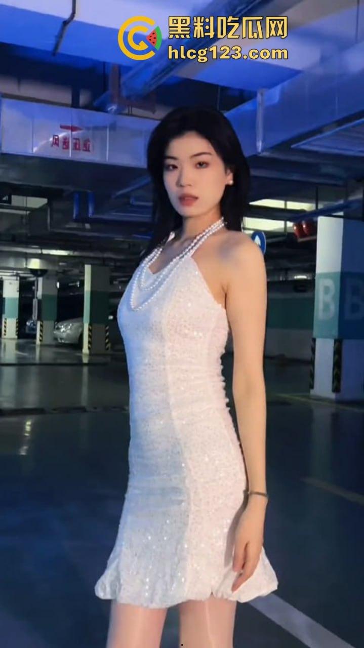 【足控福利】抖音13万粉丝 性感美腿网红【不想早起的崽崽】付费私享视频流出 足控调教 肉丝美腿超带感-1