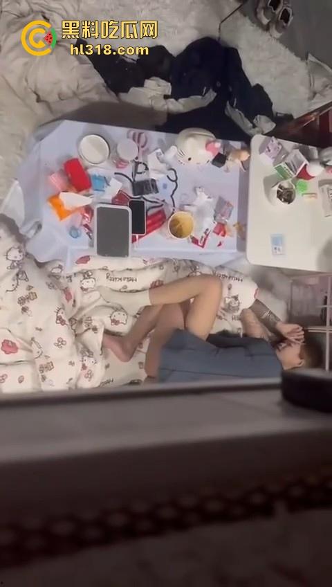 骚逼精神小妹把男朋友带回宿舍打炮，席地而坐直接猛插，现场鲜艳无比，妹子上铺室友看得逼都快湿了！-3