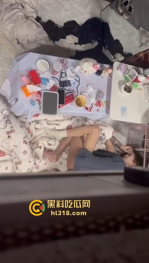 骚逼精神小妹把男朋友带回宿舍打炮，席地而坐直接猛插，现场鲜艳无比，妹子上铺室友看得逼都快湿了！-4