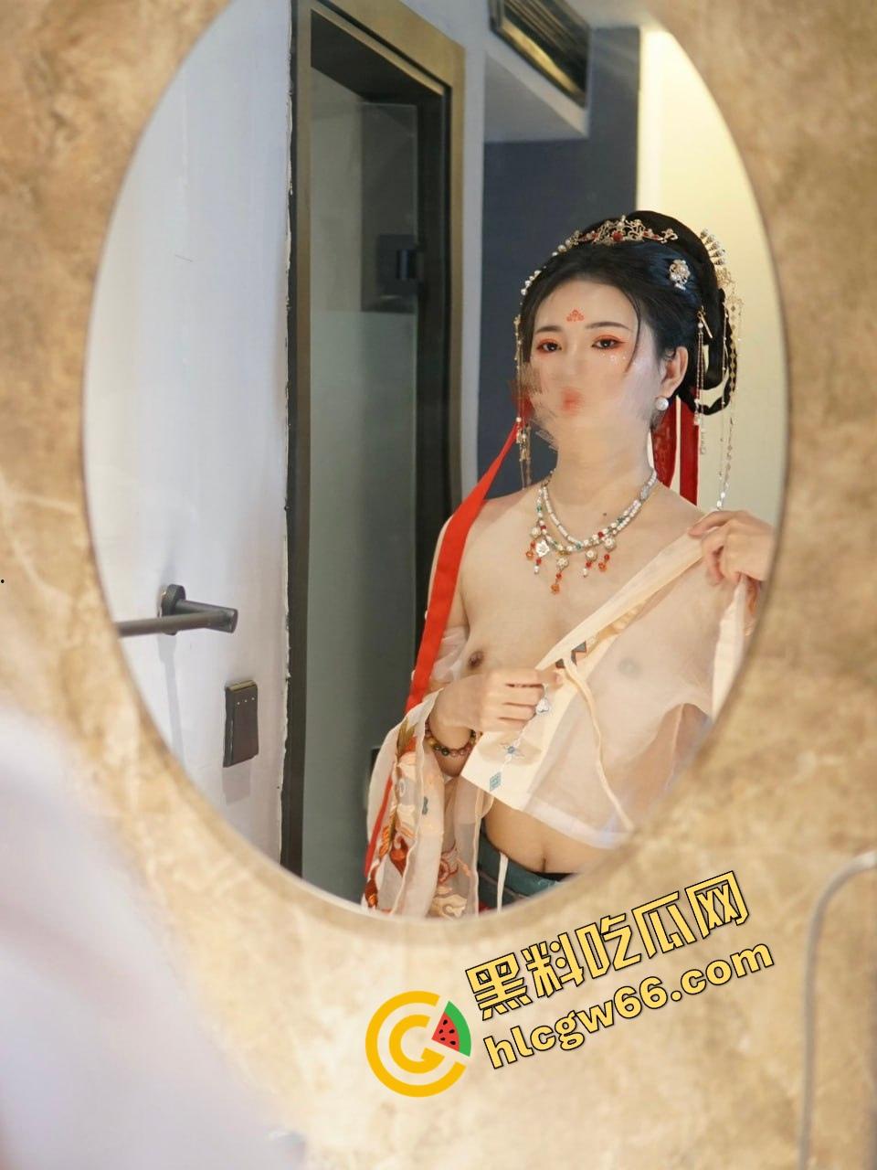 武汉顶级绿帽大佬现场观战，纤腿淫妻主动勾人嗦鸡巴，姿势百变浪成狗，比母狗还懂舔！-14