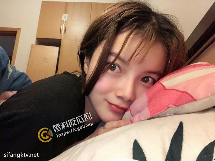 重庆反差婊【赵红艳】海量生活照+与同居男友性爱自拍流出 百度云泄密34P+6V-17