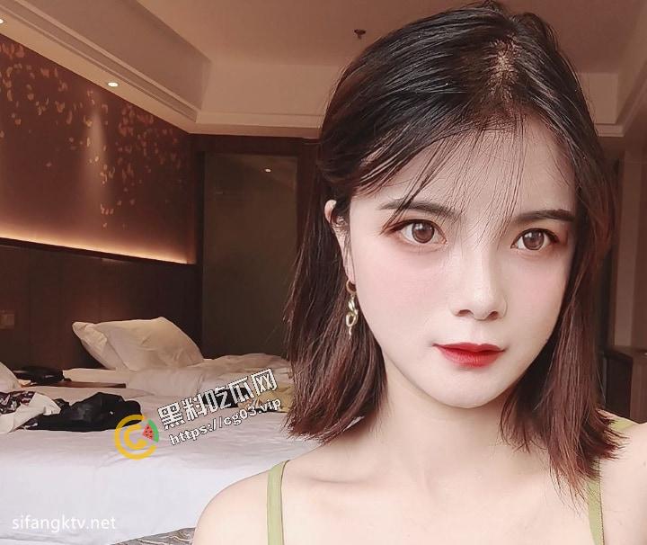 重庆反差婊【赵红艳】海量生活照+与同居男友性爱自拍流出 百度云泄密34P+6V-34