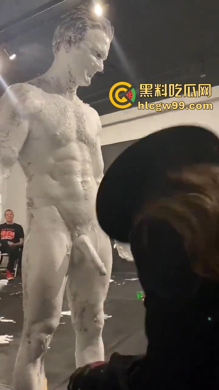 法国艺术圈离谱新高度，16cm大屌男全裸涂满白色液体，用身体狂甩颜料，玩的是真抽象人体艺术？-6