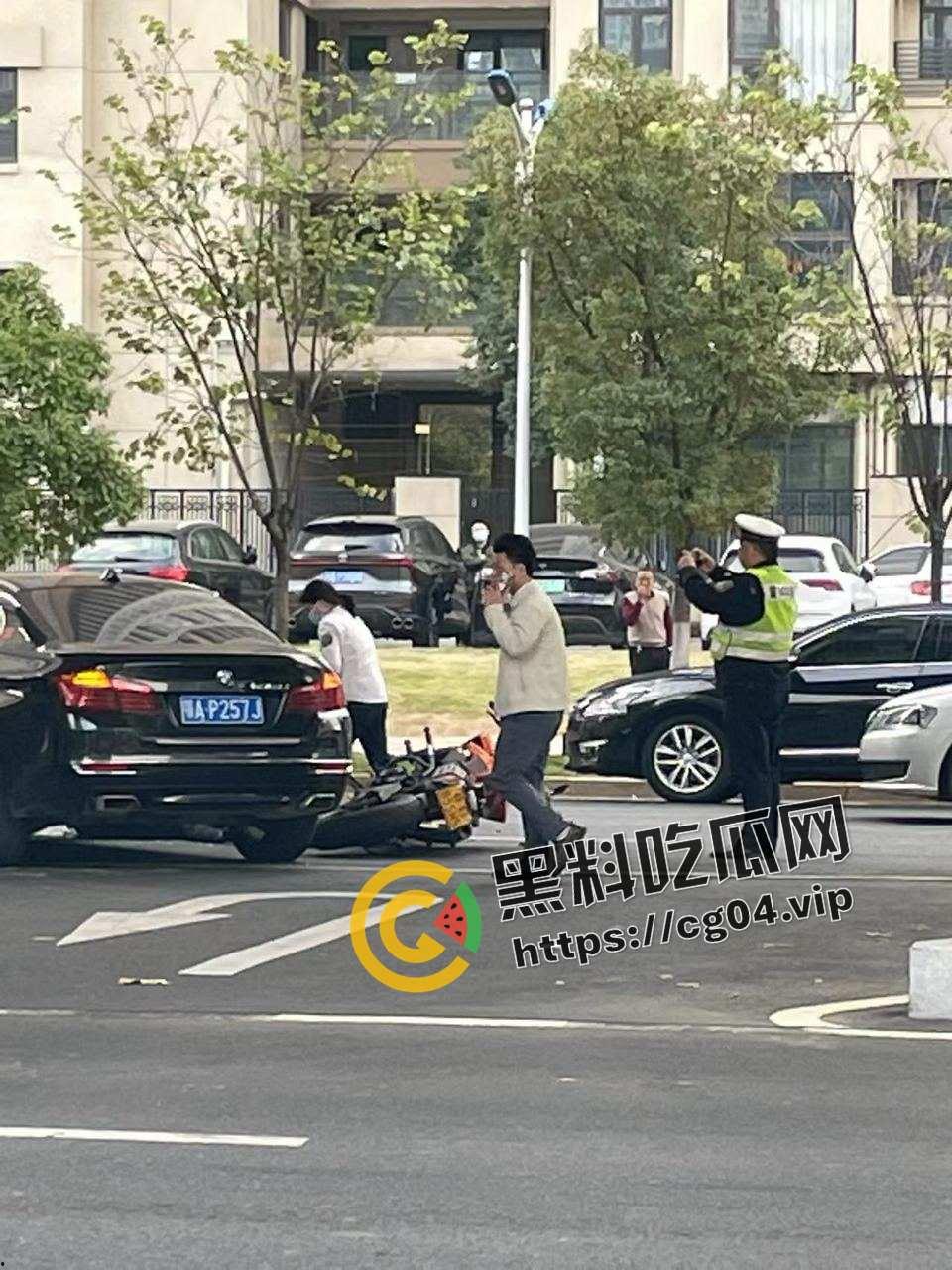贵州赣州 又一骑士骑逝 现场画面曝光 血腥 医护人员处理遗体 惨不忍睹-4