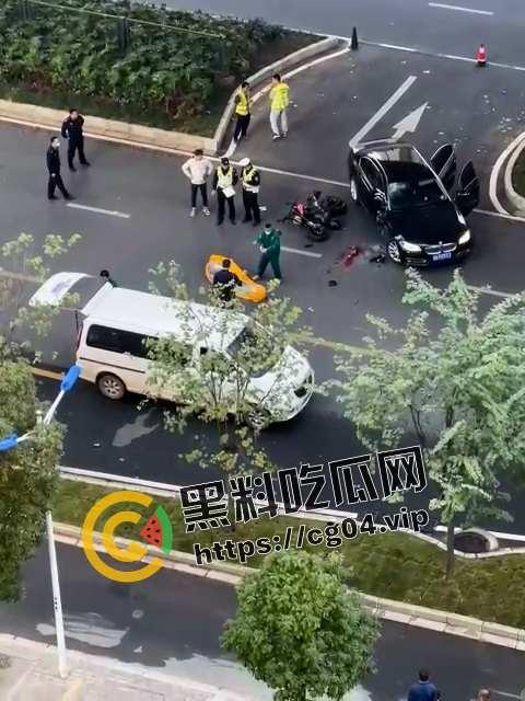 贵州赣州 又一骑士骑逝 现场画面曝光 血腥 医护人员处理遗体 惨不忍睹-5