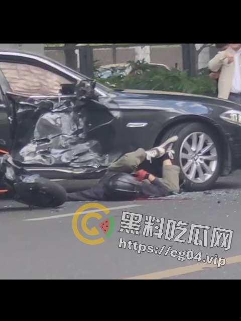 贵州赣州 又一骑士骑逝 现场画面曝光 血腥 医护人员处理遗体 惨不忍睹-6