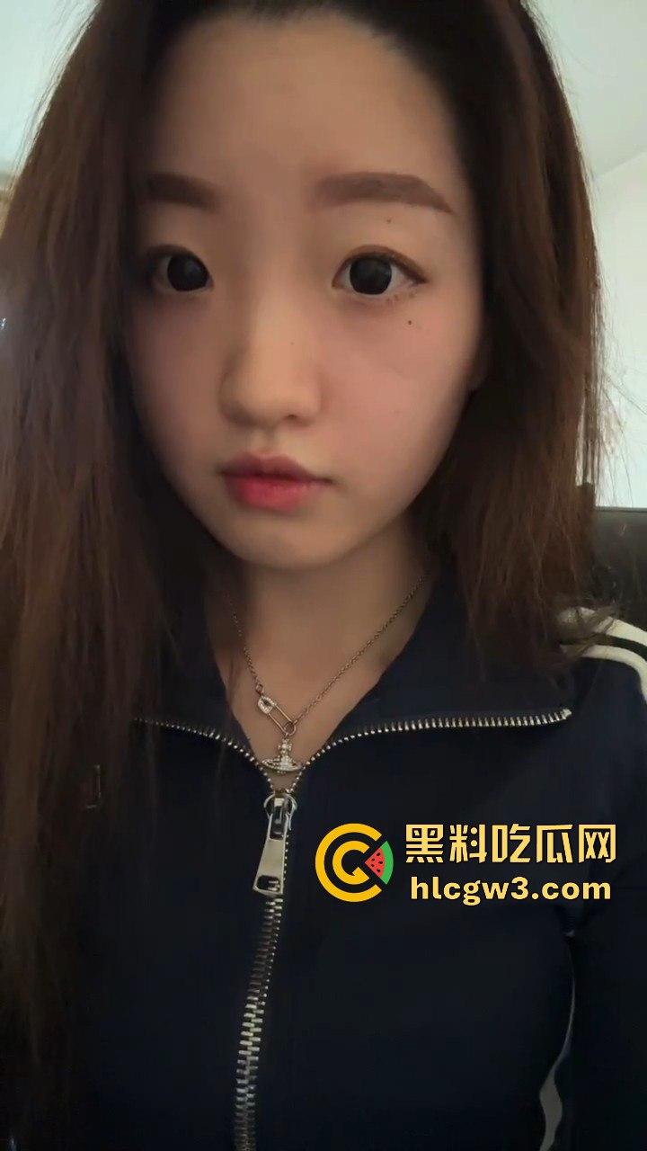 白天温柔照顾病人的天使，晚上跪地吞大肉棒化身魔鬼 贪婪吞咽大肉棒享受猛烈抽插，护士反差骚浪到极致！-9