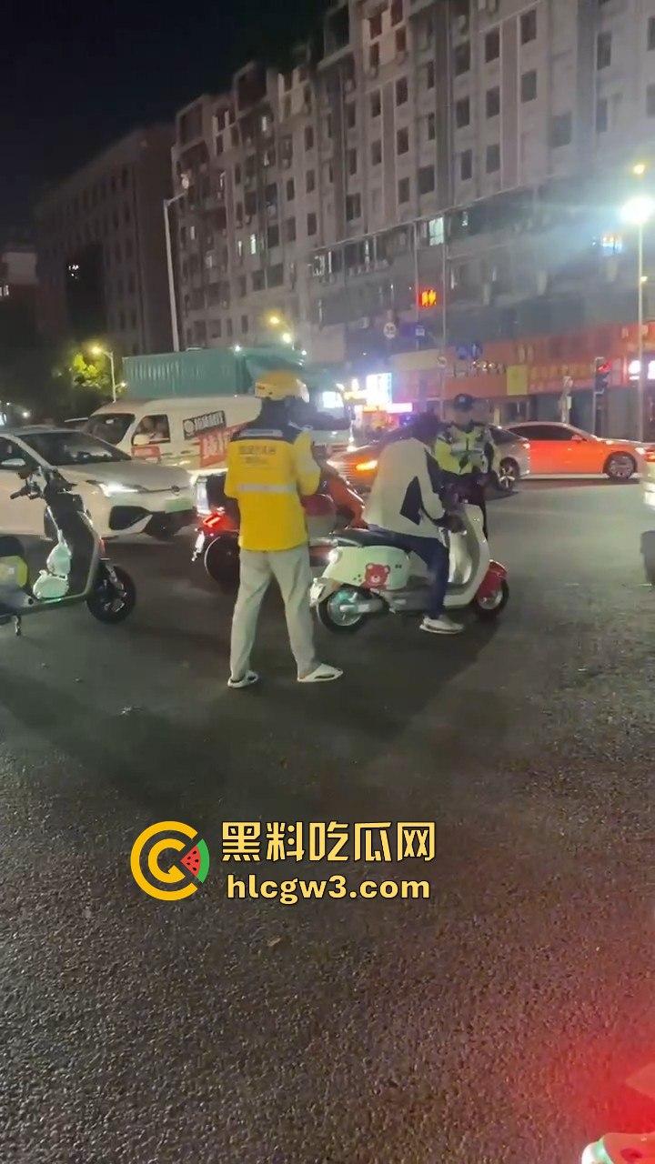 杭州外卖员和电动车大哥互殴升级，交警劝架却被袭！外卖小哥瞬间变身正义化身，见义勇为制服疯大哥-1