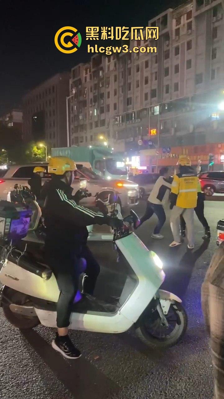 杭州外卖员和电动车大哥互殴升级，交警劝架却被袭！外卖小哥瞬间变身正义化身，见义勇为制服疯大哥-4