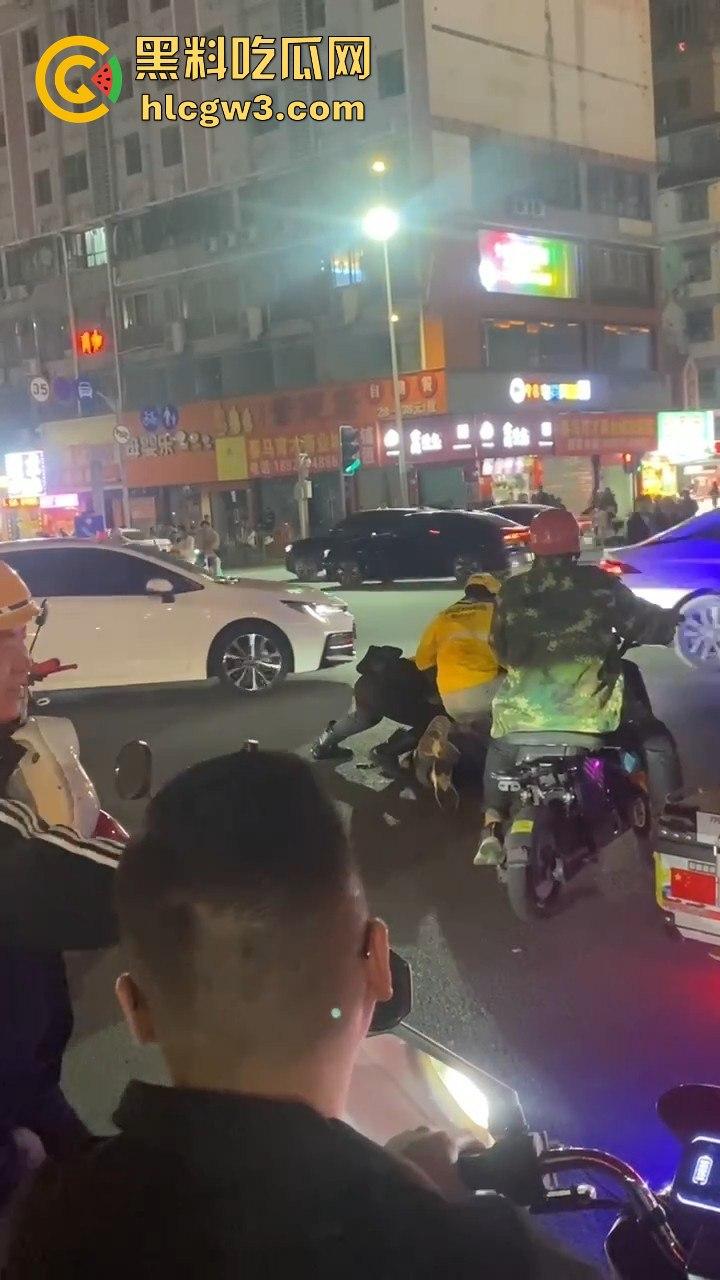 杭州外卖员和电动车大哥互殴升级，交警劝架却被袭！外卖小哥瞬间变身正义化身，见义勇为制服疯大哥-9