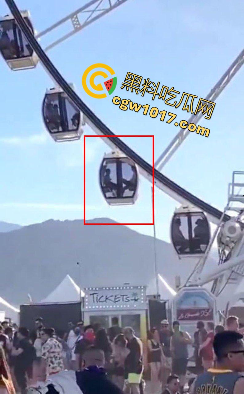 摩天轮刚启动就开吃！饥渴洋妞当众跪舔弟弟 舱内上演活春宫 生怕别人看不到 太敢玩了！-2