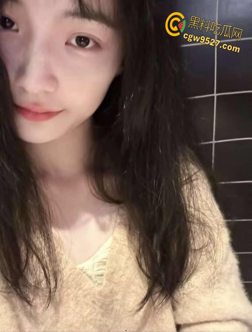 半夜给妹妹送咳嗽药，性感吊带故意弯腰露粉穴，妹妹淫魔上身狂舔大屌，女上骑乘白浆四溅  !-2