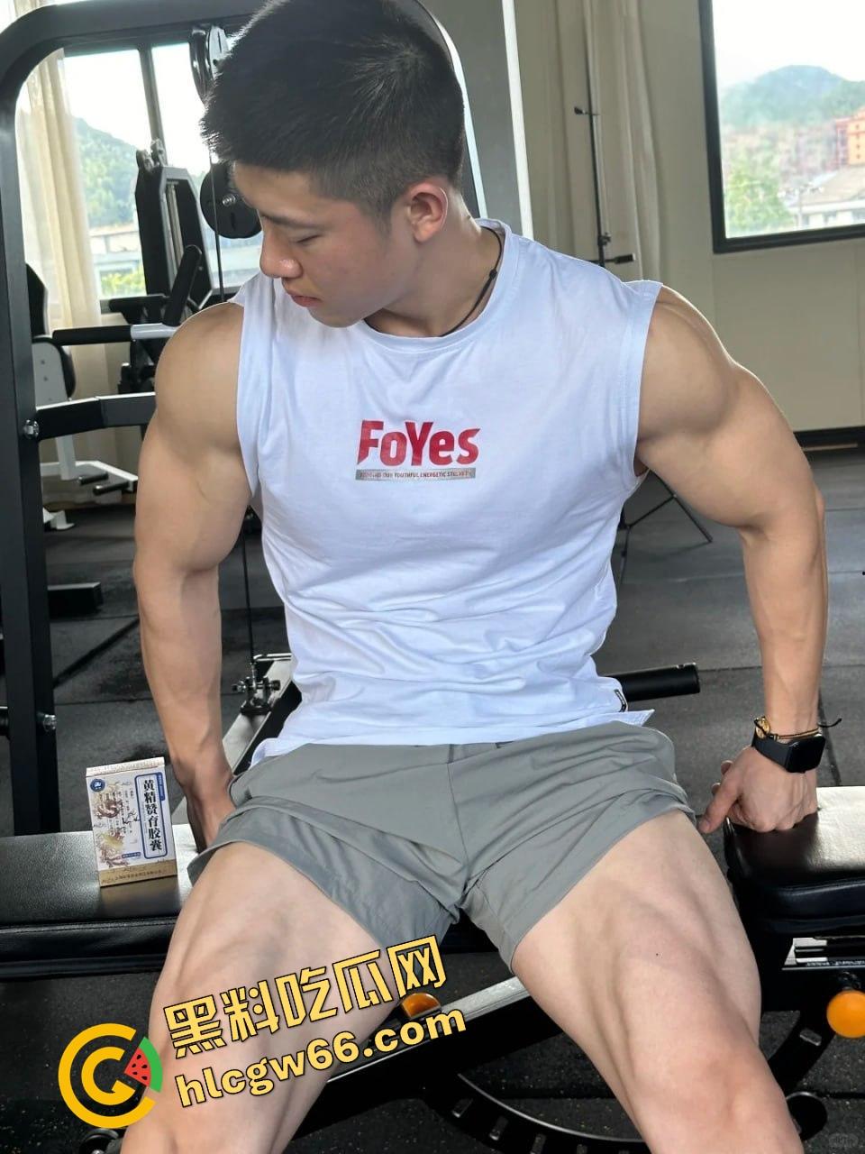 成都饥渴小骚0酒店三人行！召唤两个健身教练轮草他，亲摸舔操爽翻天！-2