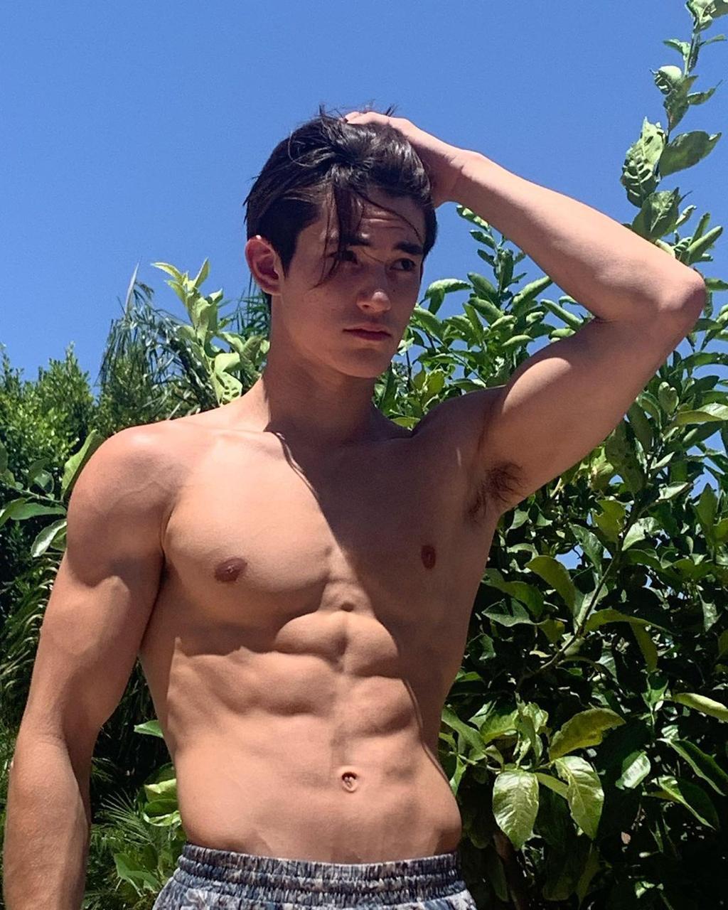 真刺激！男模激情拳交玩过火，结果金戒指卡屁眼里，深夜紧急送医取出，医生直叹牛逼-2