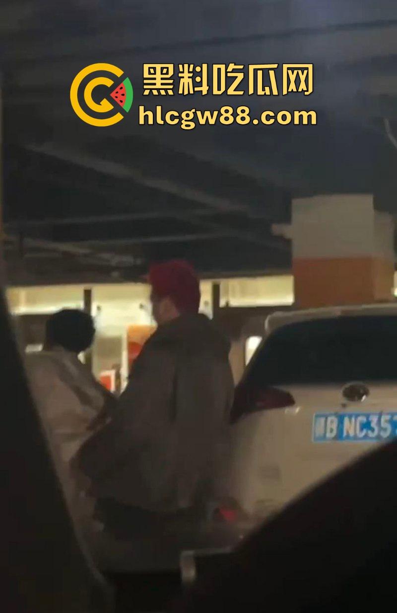 江西九江万达广场地下车库惊现激情时刻 情侣大胆挑战车库打炮，不料被偷拍 内容炸裂！-5