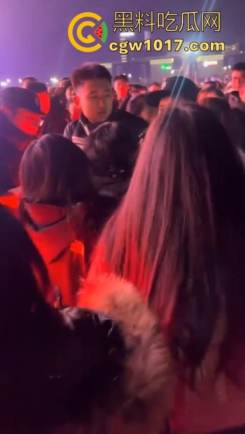 张韶涵演唱会粉丝大战，男粉大战小红书小仙女，疑似位置被抢而大打出手，偶像台上唱的火热，台下也打得火热！-7