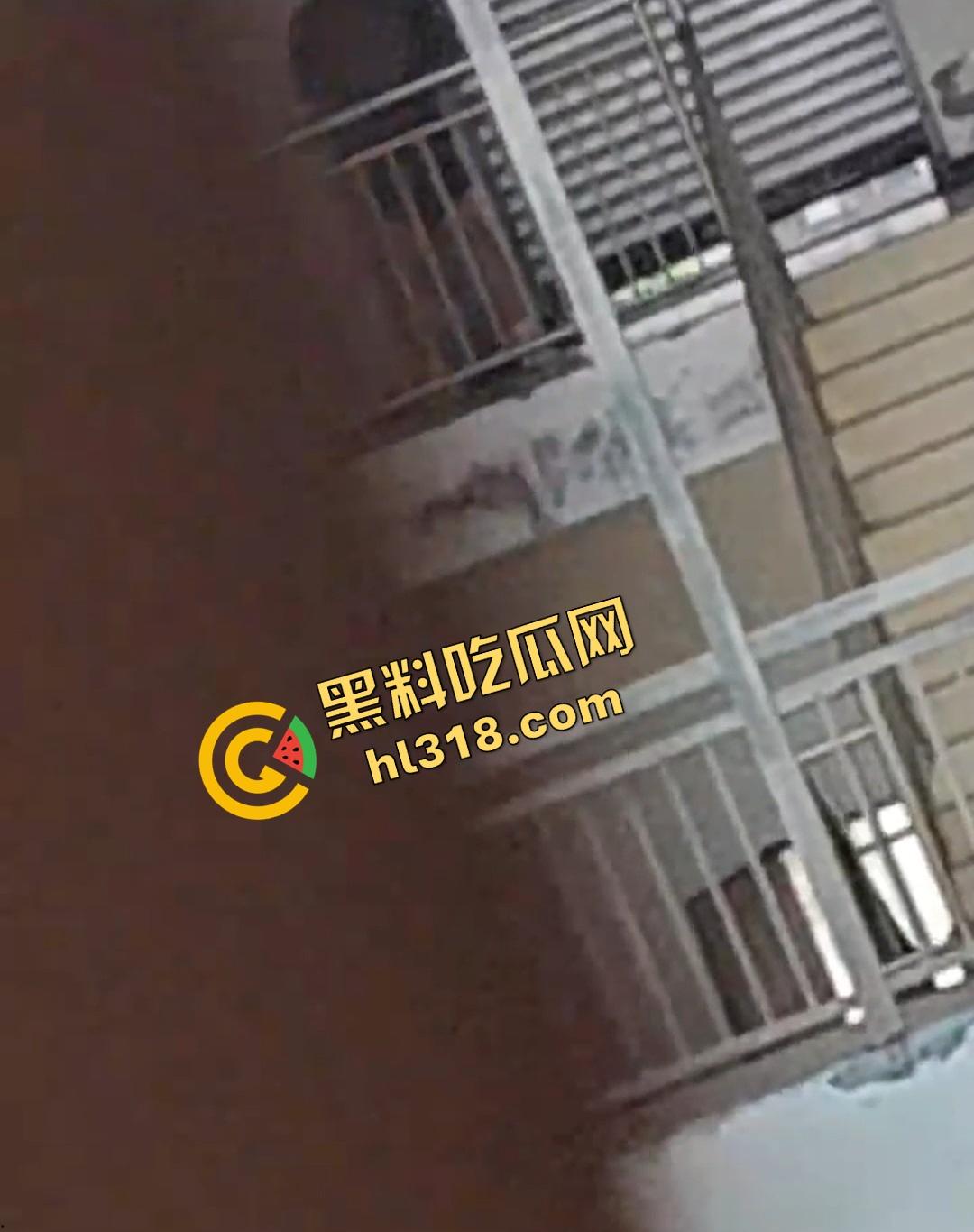 四川仁寿二职中学楼梯活春宫曝光，学生下课十分钟都憋不住，教学楼角落让女友当场口交，光天化日就敢玩！-5