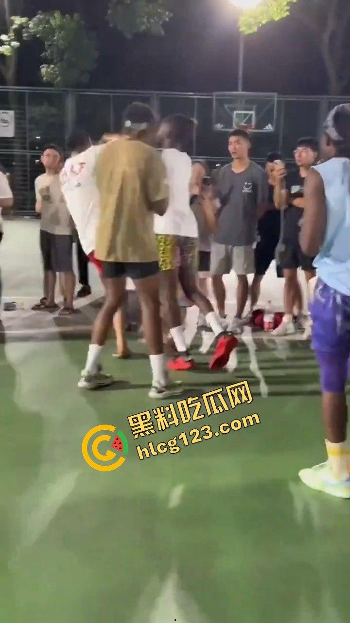 上海徐家汇公园黑人打球后动手推搡，遭中国人围堵群殴，高喊滚出中国地盘-3