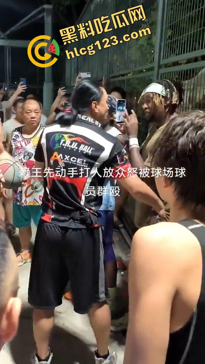 上海徐家汇公园黑人打球后动手推搡，遭中国人围堵群殴，高喊滚出中国地盘-4