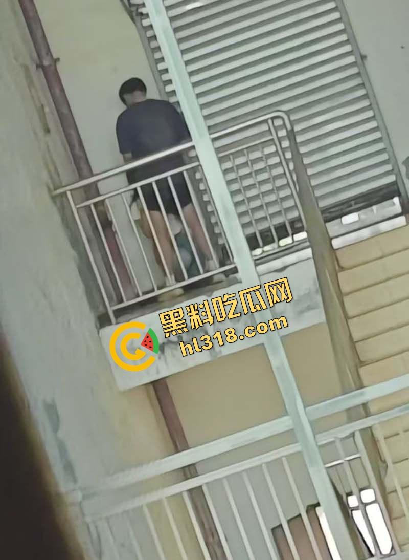 四川仁寿二职中学楼梯活春宫曝光，学生下课十分钟都憋不住，教学楼角落让女友当场口交，光天化日就敢玩！-8