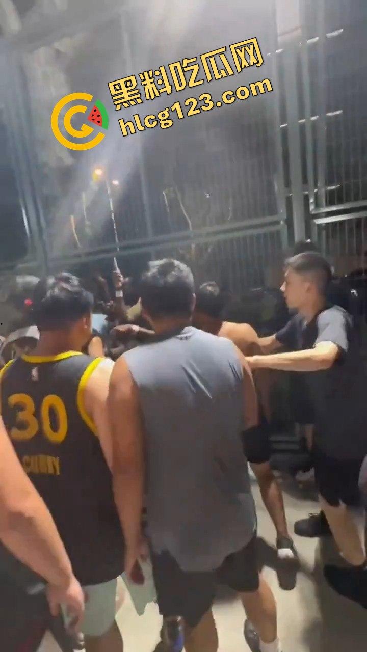 上海徐家汇公园黑人打球后动手推搡，遭中国人围堵群殴，高喊滚出中国地盘-6