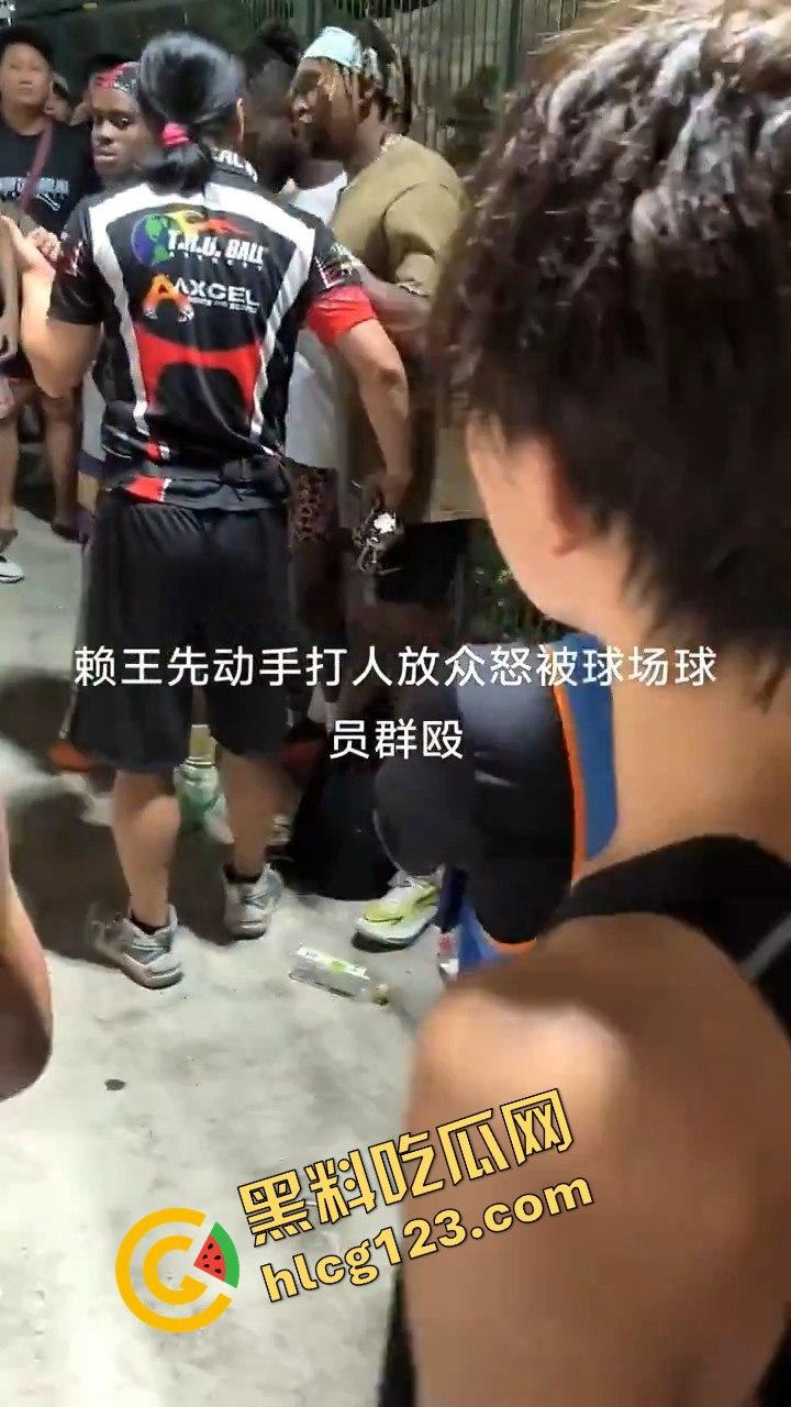 上海徐家汇公园黑人打球后动手推搡，遭中国人围堵群殴，高喊滚出中国地盘-7