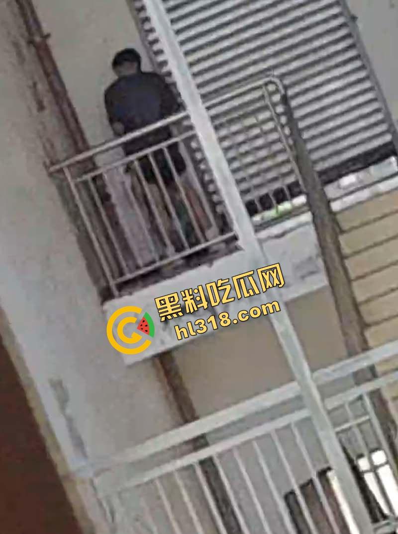 四川仁寿二职中学楼梯活春宫曝光，学生下课十分钟都憋不住，教学楼角落让女友当场口交，光天化日就敢玩！-10