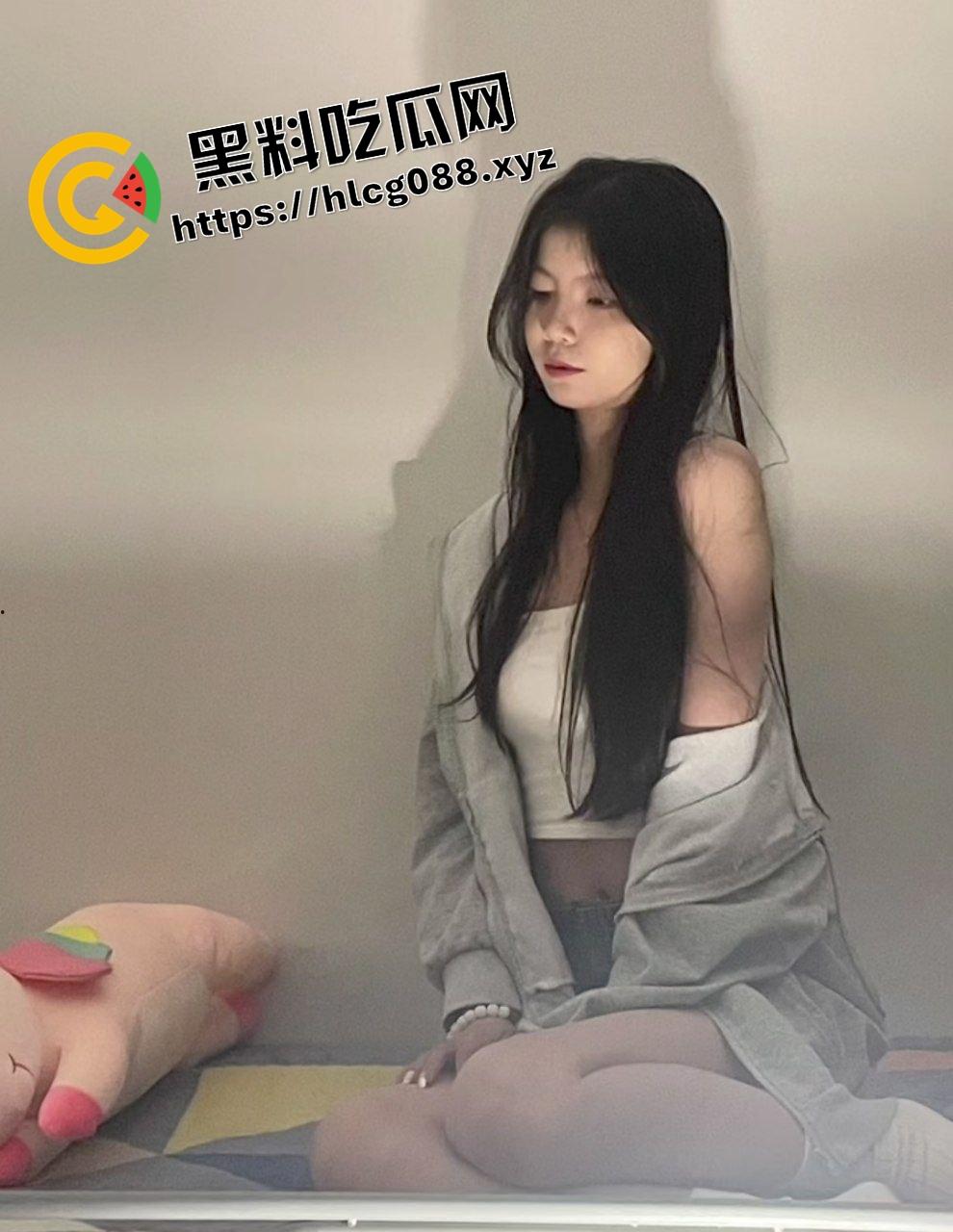 抖音御姐身材骚鸡反差婊【XINLU.】私下与大哥打炮遭曝光，从浴室一路干到床上女上骑乘！-5