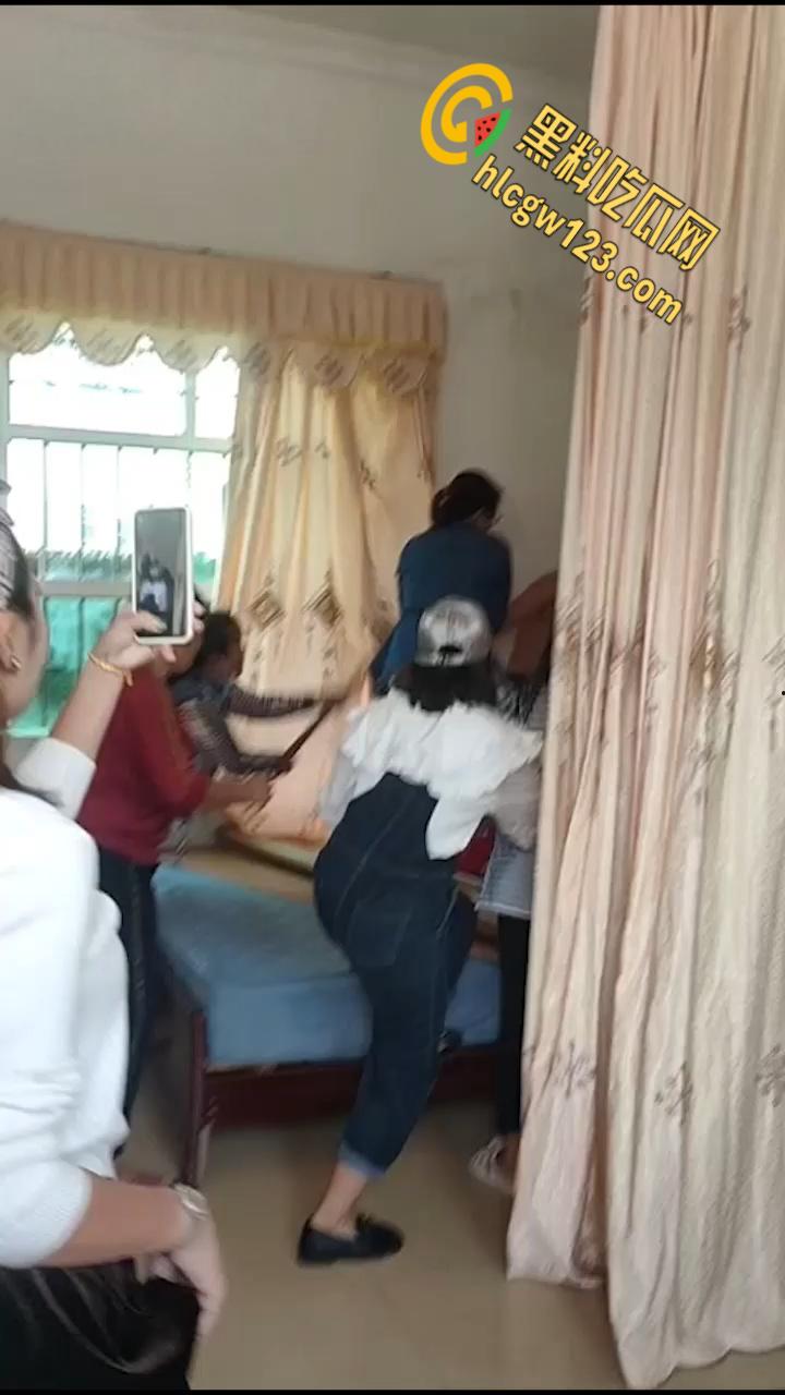 小伙嫖大妈被抓现行，大妈儿子叫来全村人暴打，小伙挺讲义气将大妈死死护在身下-1