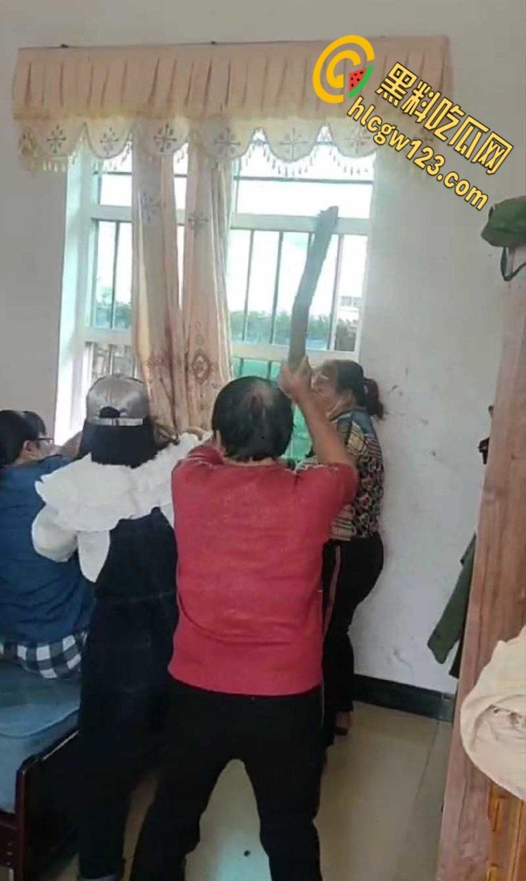 小伙嫖大妈被抓现行，大妈儿子叫来全村人暴打，小伙挺讲义气将大妈死死护在身下-6