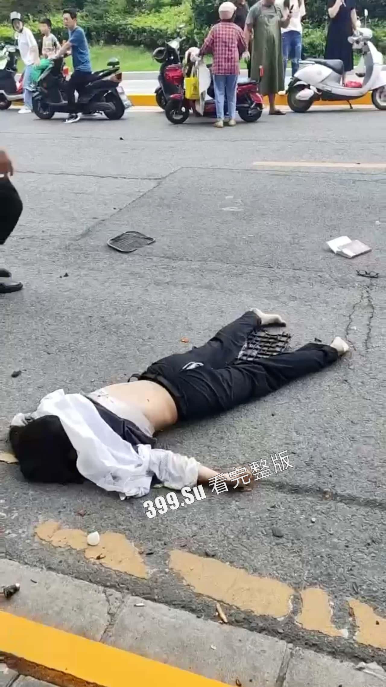 7.13盐城 文泽府邸小区 宝马车主 吸加料电子烟上头  连闯红灯朝人堆里撞  下车仍淡定打电话  现场视频惨烈-8