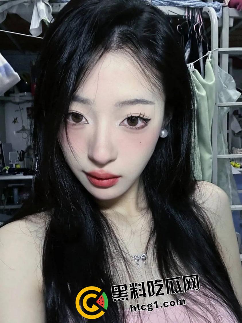 抖音网红【灌汤饱饱】大学生反差婊  阿黑颜露胸抠逼 榜一大哥付费福利流出-6