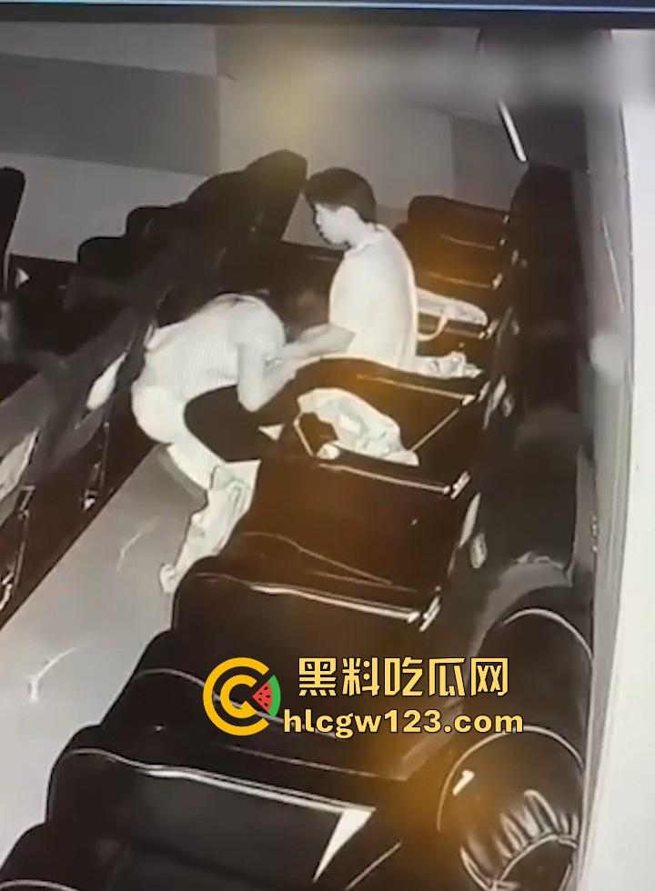 电影院监控下 情侣吃鸡被抓包 角落里埋头猛吸十分刺激 尺度炸裂到让人脸红心跳！-7