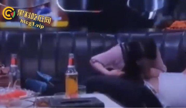 瓜友投稿:ktv不带套操嫂子!老公就在门外!最后再来个口爆真是惊险又刺激!-8