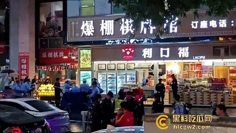 这不是拍戏！广州南沙一男子情绪失控街头挥刀砍人又割喉 被害人当场盖布 好吓人！-5