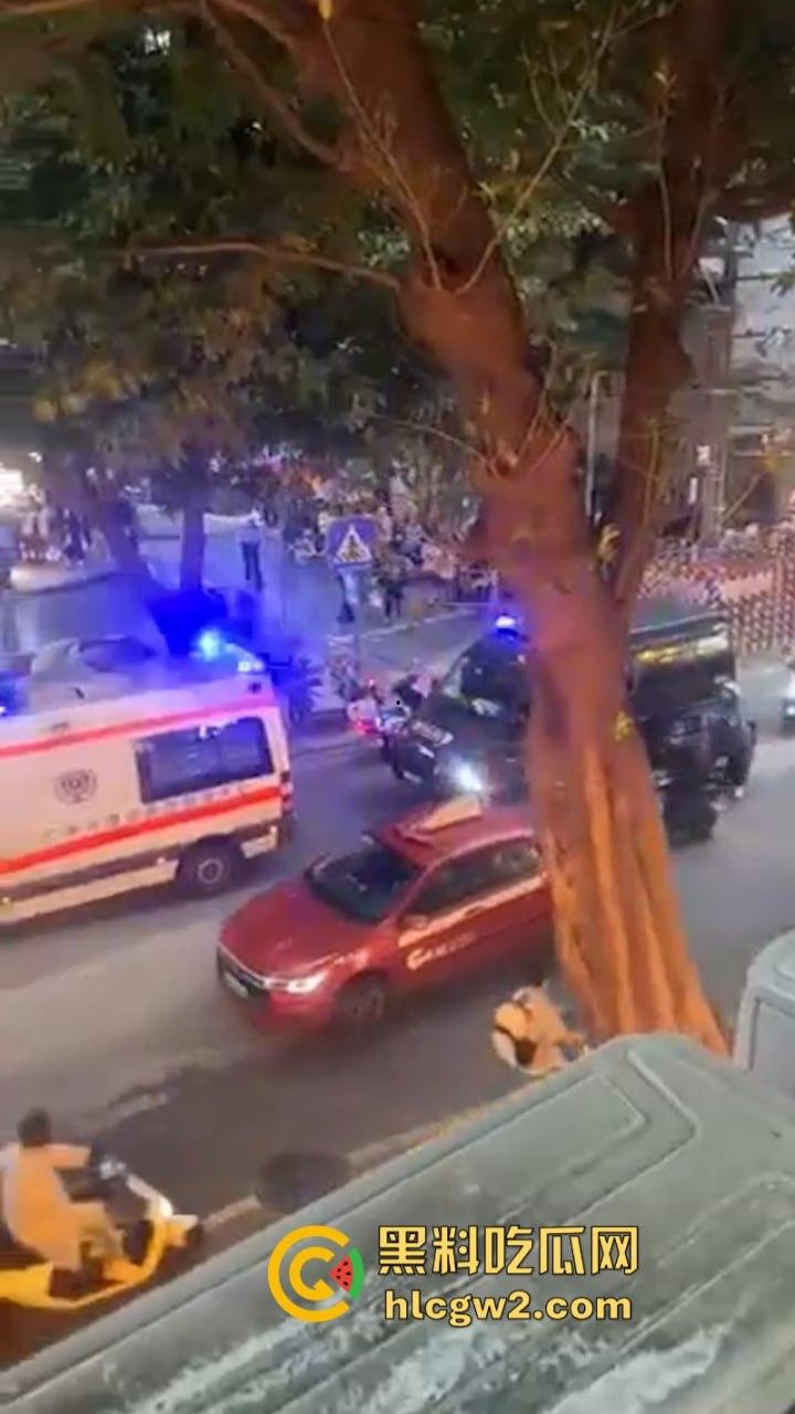 这不是拍戏！广州南沙一男子情绪失控街头挥刀砍人又割喉 被害人当场盖布 好吓人！-8