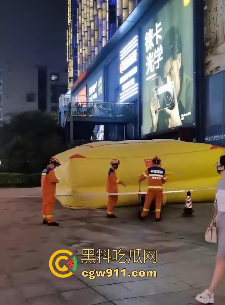 国庆假期长沙五一广场惊现男子跳楼！坐在边沿楼顶，准备一跃而下，楼下无数人围观，现场目击视频流出！-2