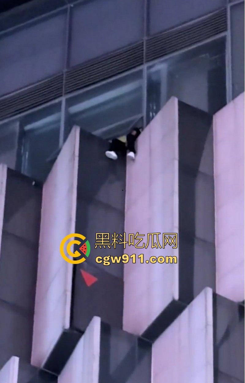 国庆假期长沙五一广场惊现男子跳楼！坐在边沿楼顶，准备一跃而下，楼下无数人围观，现场目击视频流出！-3