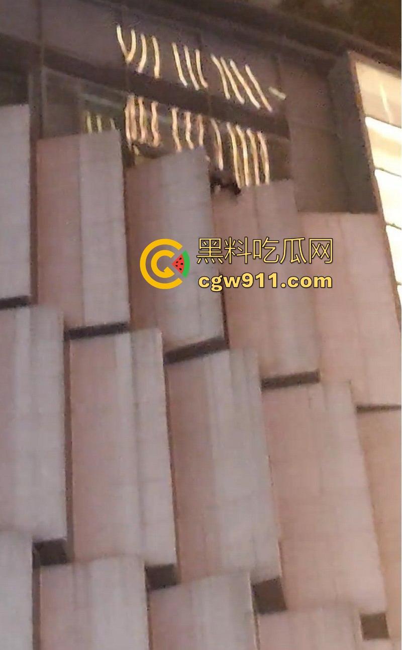 国庆假期长沙五一广场惊现男子跳楼！坐在边沿楼顶，准备一跃而下，楼下无数人围观，现场目击视频流出！-4