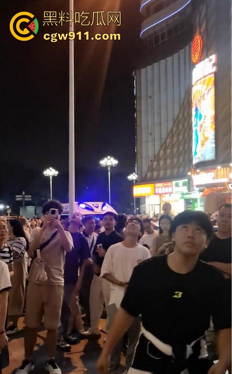 国庆假期长沙五一广场惊现男子跳楼！坐在边沿楼顶，准备一跃而下，楼下无数人围观，现场目击视频流出！-5