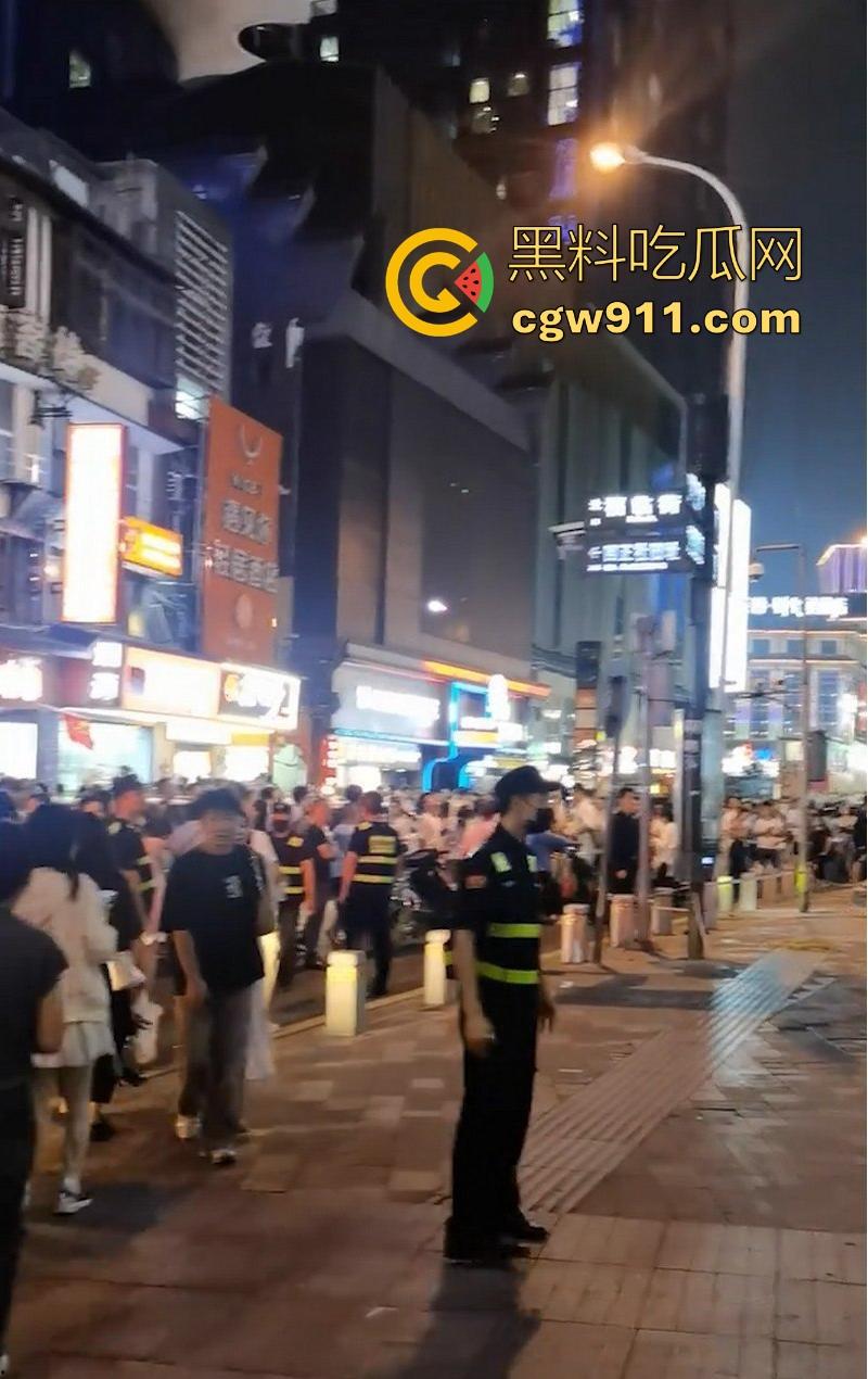 国庆假期长沙五一广场惊现男子跳楼！坐在边沿楼顶，准备一跃而下，楼下无数人围观，现场目击视频流出！-8