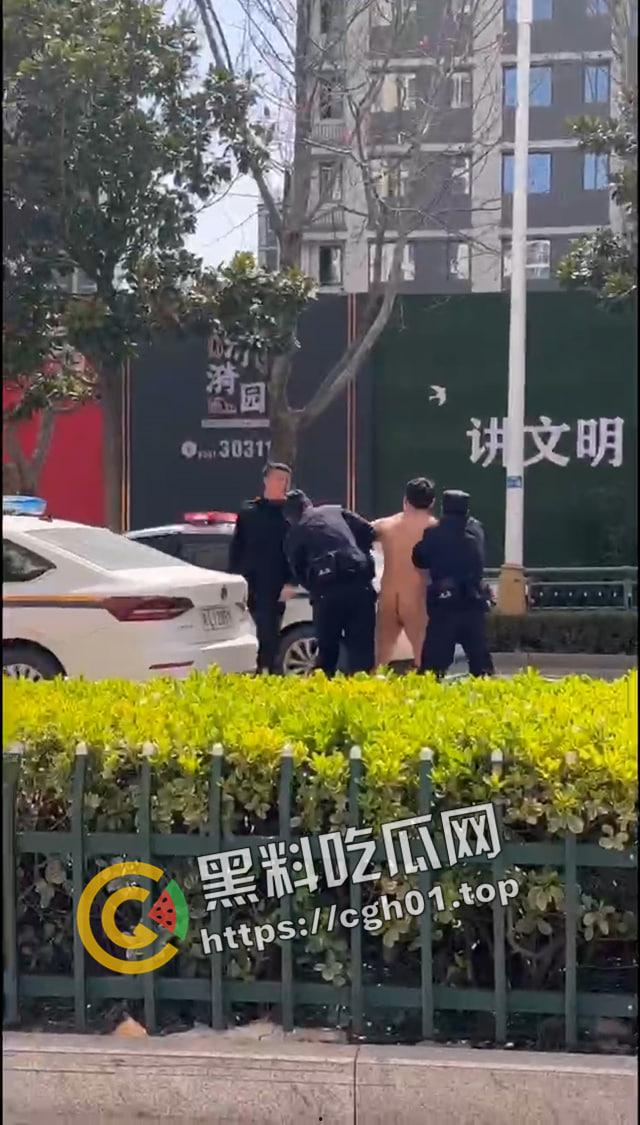宿州市区内肌肉男裸奔 一人大战三名警察 路人都喊好 前排吃瓜直达-4