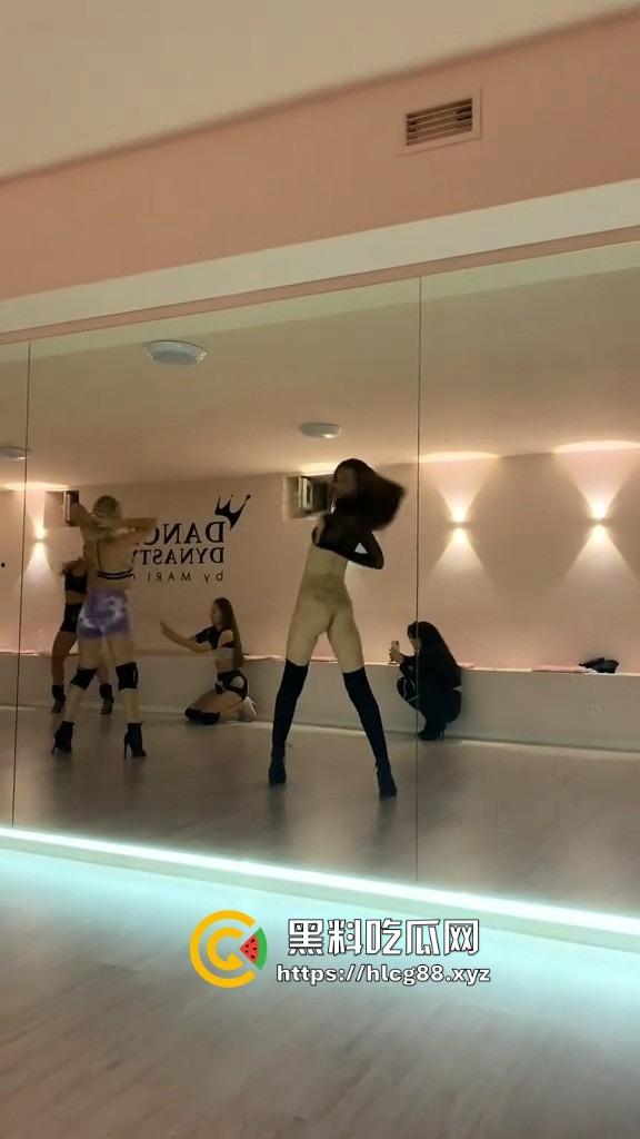 洋马外围下面光着练腰扭屁股，全自动操机啪啪炸，一般鸡巴顶不住进去就是秒，怪不得2次起步！-7