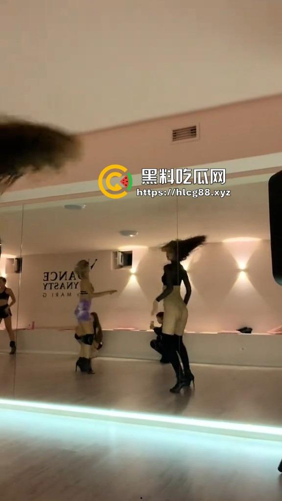 洋马外围下面光着练腰扭屁股，全自动操机啪啪炸，一般鸡巴顶不住进去就是秒，怪不得2次起步！-8