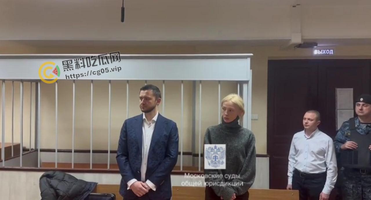 俄罗斯女网红在莫斯科知名夜店 组织几乎全裸的派对 现场香艳四溢 疑似普京教女也参加 此事惊动普京 当事人被告上法庭-9