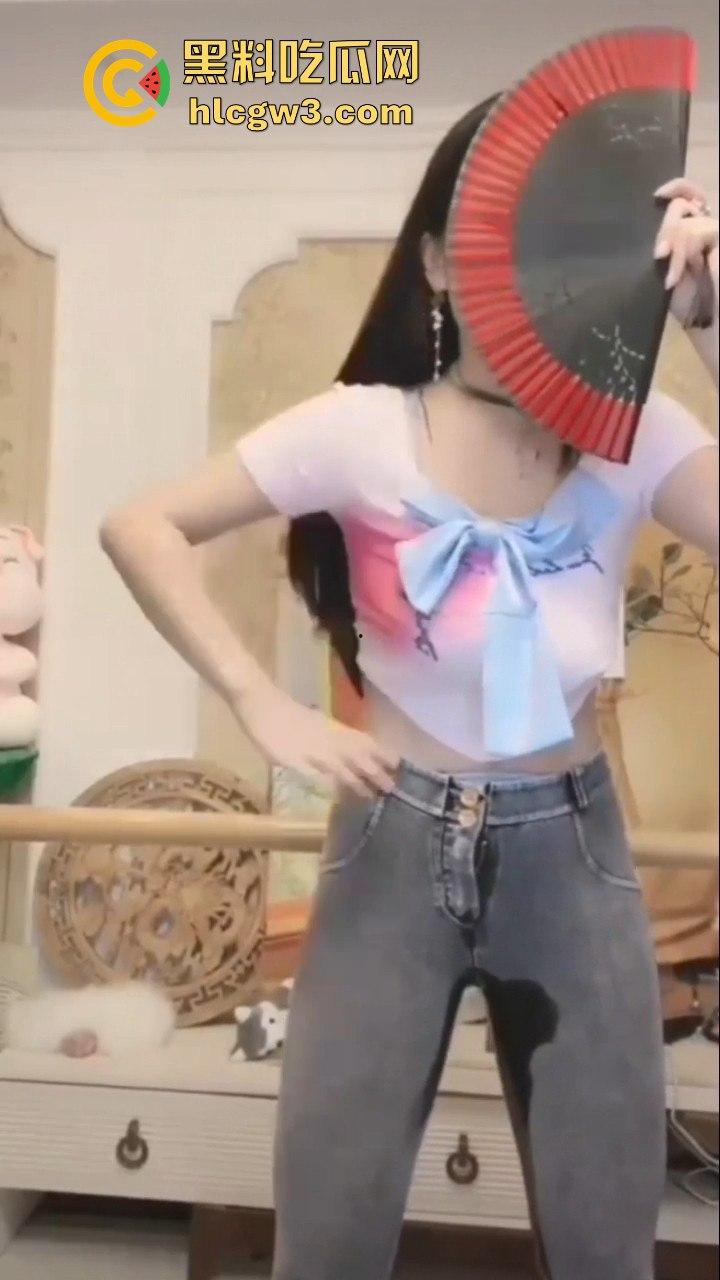 抖音网红『雅儿姐』直播玩重口 ，牛仔裤户外喷尿变喷泉，高潮喷水带屎上演离谱翻车，被超管现场拉闸！-2