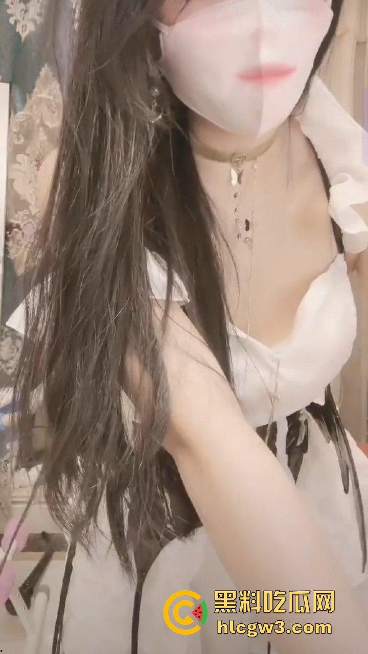 抖音网红『雅儿姐』直播玩重口 ，牛仔裤户外喷尿变喷泉，高潮喷水带屎上演离谱翻车，被超管现场拉闸！-4