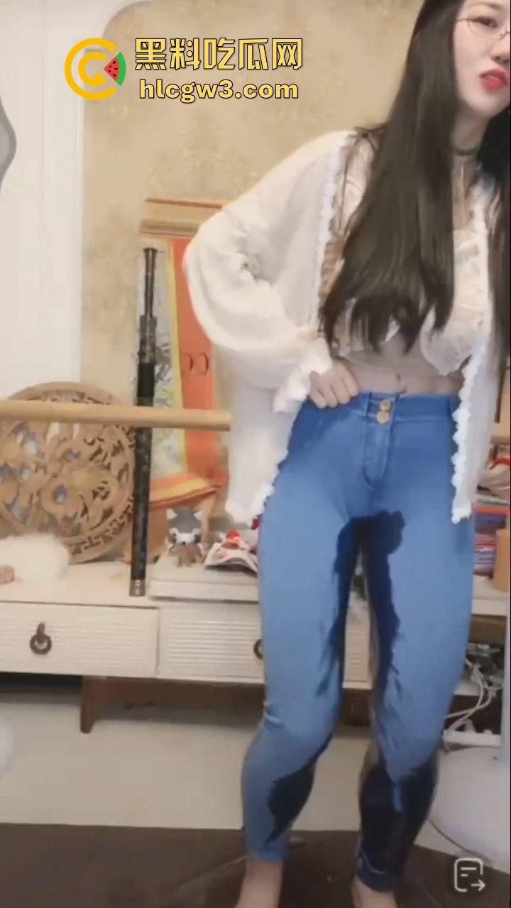 抖音网红『雅儿姐』直播玩重口 ，牛仔裤户外喷尿变喷泉，高潮喷水带屎上演离谱翻车，被超管现场拉闸！-7