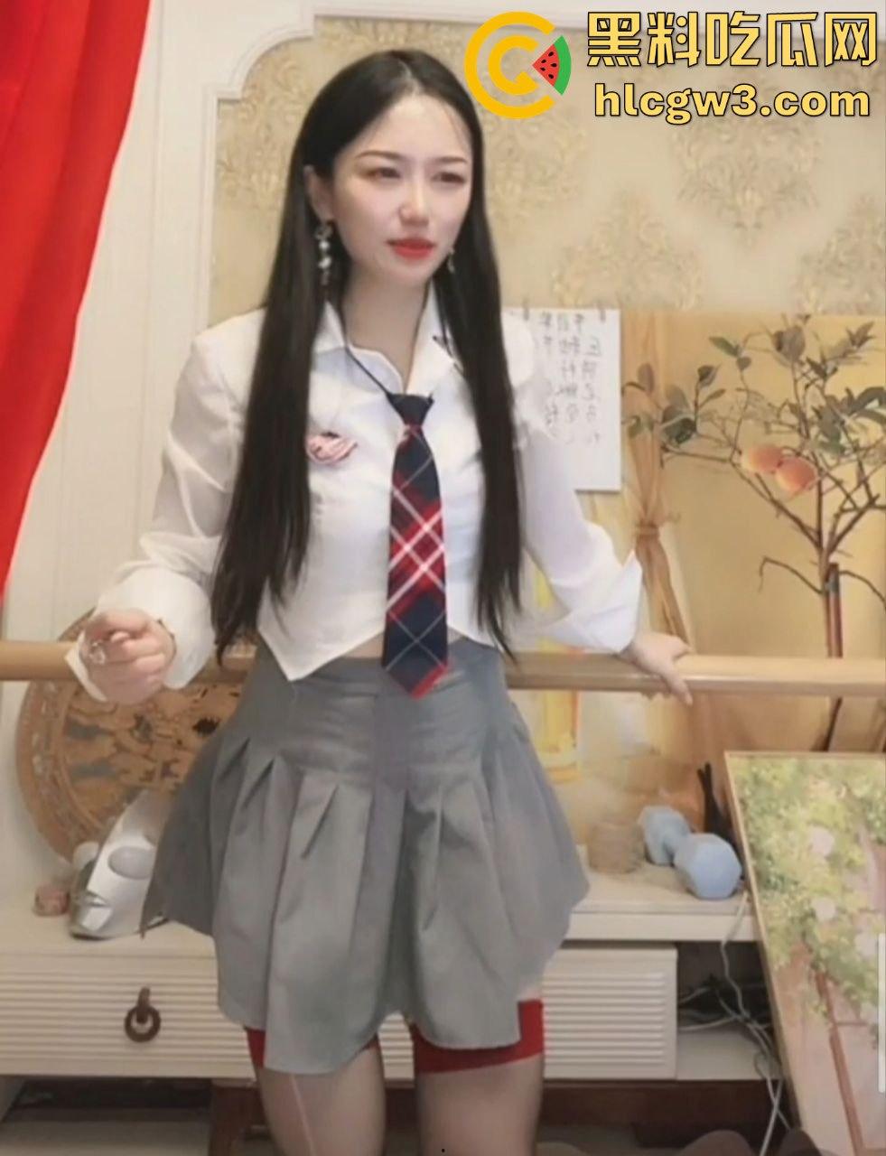 抖音网红『雅儿姐』直播玩重口 ，牛仔裤户外喷尿变喷泉，高潮喷水带屎上演离谱翻车，被超管现场拉闸！-8