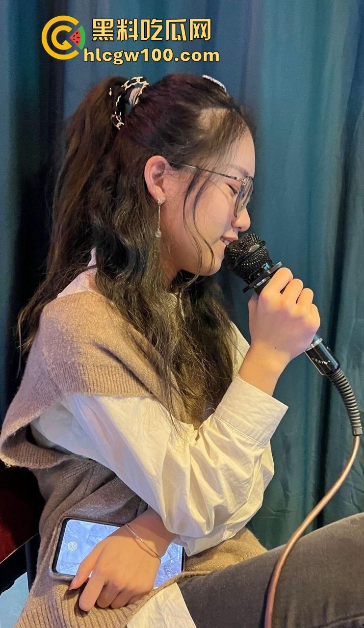 上海小区人妻【李雨桐】表面优雅实则骚到爆，偷情内射上瘾，每晚主动掰开腿喊老公都干不爽，快来扩我菊花！-1